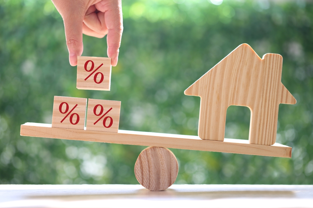 Estate,Tax,model,House,With,Percentage,Symbol,Icon,On,Green,Background,business