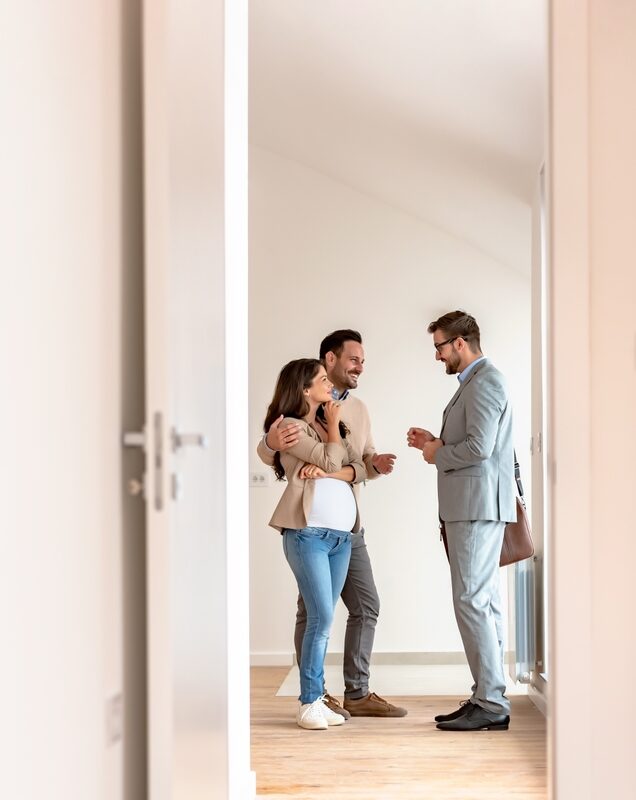 Young,Married,Couple,Talking,With,A,Real-estate,Agent,Visiting,Apartment