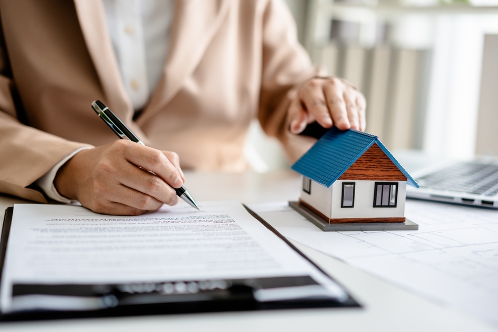 Female,Real,Estate,Broker,Presenting,And,Advised,To,Model,Home